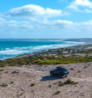 一辆停在山上俯瞰大海的汽车