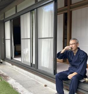 一名男子坐在门廊上打电话