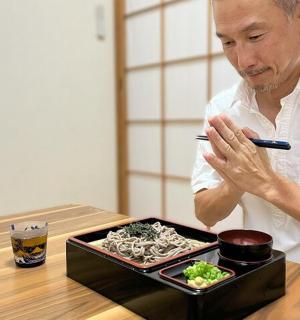 一位男士坐在桌边,面前摆着一盘食物