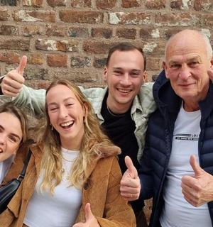 一群人竖起大拇指