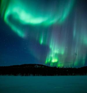 湖面上空的极光