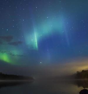 夜间水面上的极光