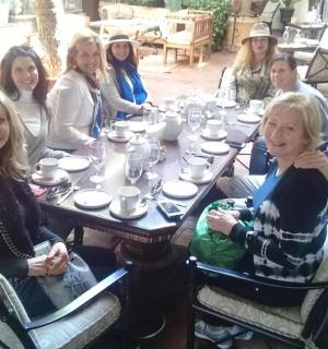 一群人围坐在桌旁