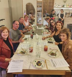 一群人围坐在桌旁吃饭