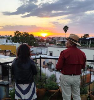 一男一女站在阳台上看日落