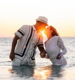 一名男子和一名女子站在海里