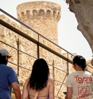 一群人在城堡周围散步