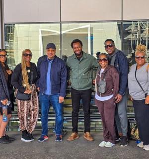 一群人站在一栋建筑物前