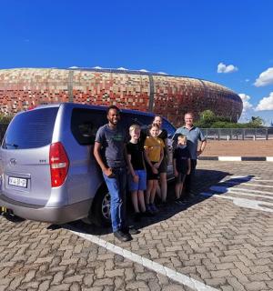 一群人站在一辆货车旁边