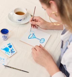 一位女士用剪刀在纸上作画