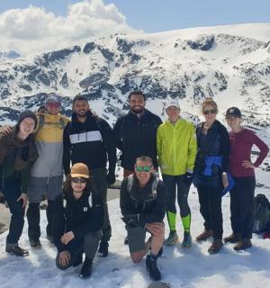 一群人站在白雪皑皑的山顶上