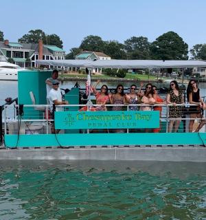 một nhóm người đang đi phà trên mặt nước