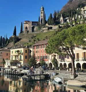 skupina budov vedle vodní plochy