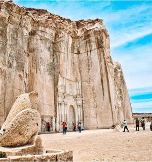 一群人站在一块巨大的岩石附近