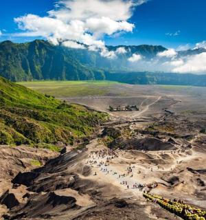 一群人站在山顶上
