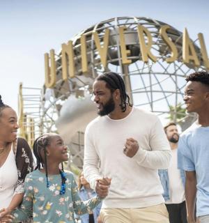 一群人走在过山车前面