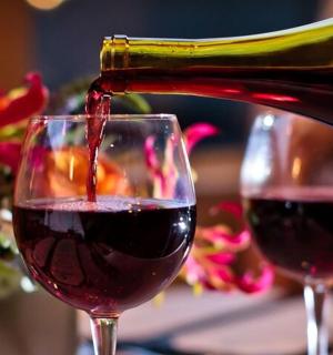 láhev vína nalévaná do sklenice na víno