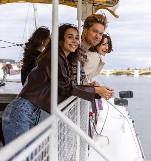 一群人站在船上