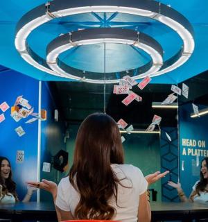 un grup de dones assegudes a taules en una sala