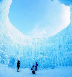 一群人站在冰洞前