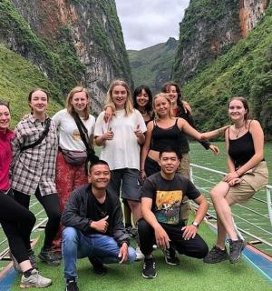 一群人在河里的船上