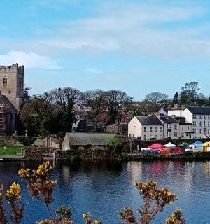 město s kostelem a řeka s městečkem