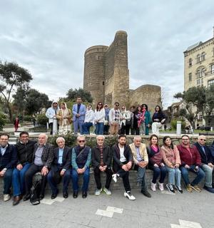 一群人在建筑物前摆姿势拍照