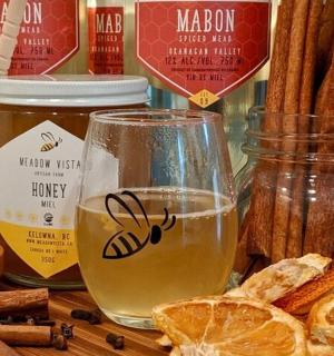 桌子上有一罐蜂蜜和肉桂棒