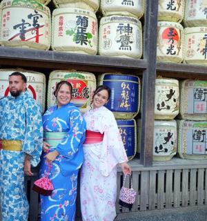 一群人站在食品货架前