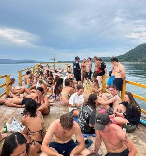 一群人坐在水中的船上