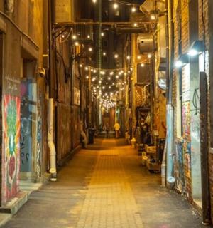 prázdná ulička se světly a graffiti