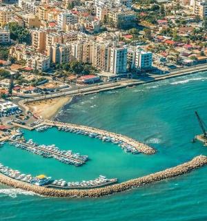 鸟瞰港口，水面上停泊着船只