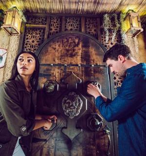 ein Mann und eine Frau stehen vor einer Maschine