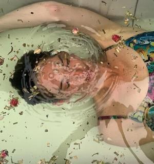 une peinture d'une personne allongée dans l'eau