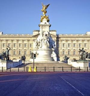 一座前面有雕像的大楼