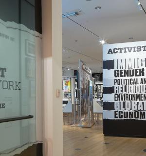 exponát v muzeu s cedulí ve výloze