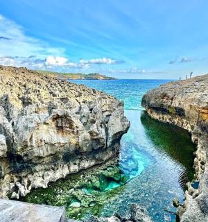 pohled na oceán z útesu