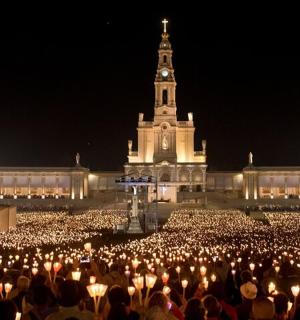 夜晚建筑物前的一大群人
