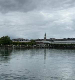 一大片水域,背景是一座城市