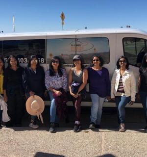 一群妇女站在一辆货车前