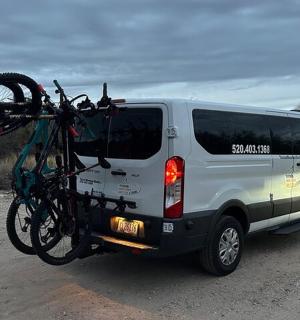 一辆后面有自行车的货车