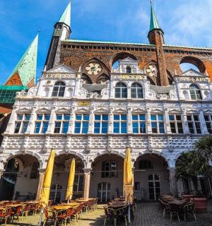 一座前面有桌椅的建筑物