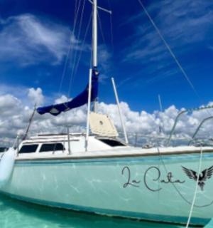 ein Boot, das im Wasser im Ozean liegt