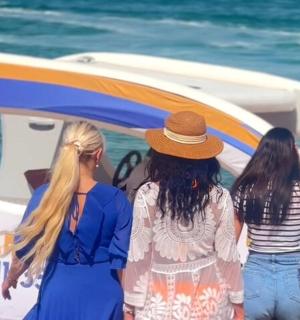 üç kadın bir tekneden çıkıyor