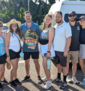 一群人站在一辆货车前