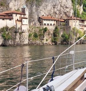 loď na vodě s městem na hoře