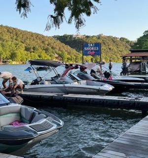 Skupina lodí kotví v doku