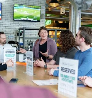 一群人围坐在桌旁