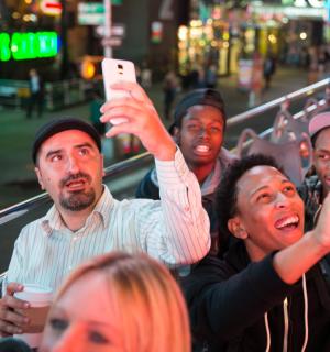 一群人举着手机