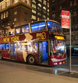 dvoupatrový autobus na městské ulici v noci